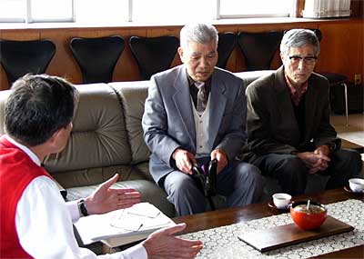 左から高橋三条市長、刺刀職協同組合の本田組合長、板垣さん