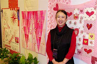 12月7日までキッズキルト展が開かれているレディスクリニック石黒の会場で小林典子さん