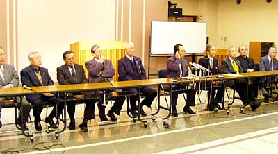 再出馬を表明した前市長、高橋氏の会見