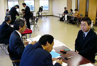 30日午前8時半に燕市役所で始まった燕市長選の立候補者届け出