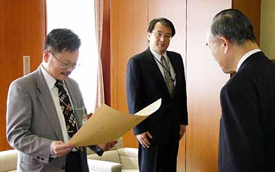 左から杉村気象庁新潟地方気象台次長、八木同観測予報課主任技術専門官、小池加茂市長