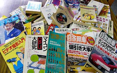 8日開く三条市立図書館のリサイクル大会で販売する除籍図書や雑誌
