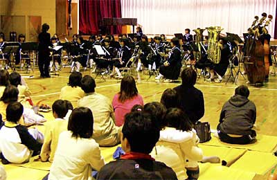 三条市立一ノ木戸小学校で開かれた三条市立第二中学校吹奏楽部によるふれあいコンサート