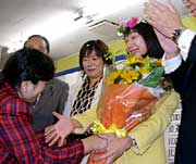 支持者から花束を受け取る菊田氏