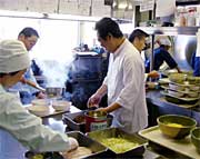 厨房で調理に励む青年部員