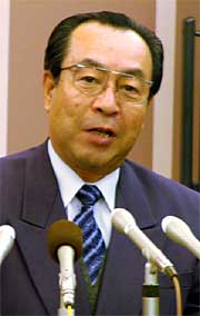 会見する前燕市長、高橋氏