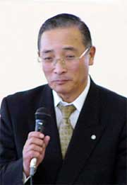 深く頭を下げて離脱をわびた佐藤田上町長