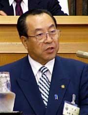 冒頭、あいさつする高橋燕市長