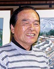 三条市・丸井今井邸に水彩画を展示する信賀斉さん