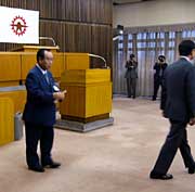 退任式を終わって議場をあとにする高橋市長