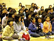 中学生の演奏に釘付けの児童