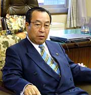 退任式後、最後に市長室で座って「市民の皆さまにお礼を言いたい」と高橋市長