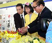 支援団体からのケーキに入刀