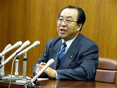 再選して記者会見する高橋燕市長