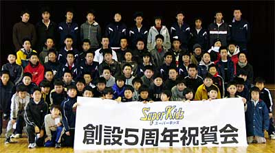14日開かれた裏館スーパーキッズの創設5周年祝賀会で記念撮影