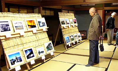 16日まで三条市丸井今井邸で開かれている三条十二橋物語「四季の橋」写真展