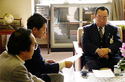 高橋燕市長(右)に要望する市民グループ「合併問題を考える会」