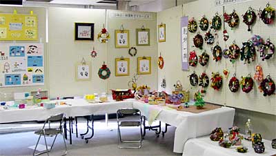 25日まで市民ギャラリーつばめで開かれている燕市内の福祉関係団体の合同作品展