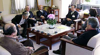高橋燕市長に合併推進の実行を申し入れる9人の燕市議