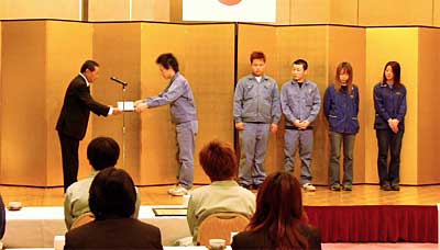 18日行われた燕地区職場警察連絡協議会の平成15年度善行青少年表彰式