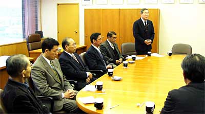 燕商工会議所の公正中立を求める要望書を提出する「市民参加の市政を実現する会」