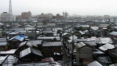 三条市神明町、パルム立体駐車場から望む真っ白になった住宅の屋根