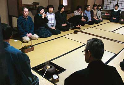 21日、「年の瀬」をテーマに開かれた第14回市民呈茶席