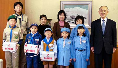 赤い羽根に10万円を寄付し、小池加茂市長と記念撮影するボーイスカウト加茂第1団とガールスカウト第30団の団員