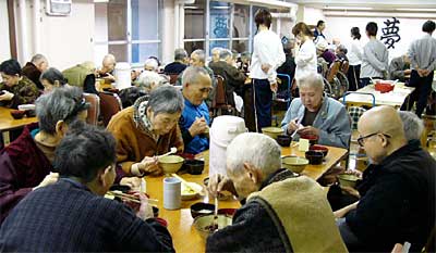 角利産業が寄付したお年玉代わりのモチを昼食で味わう県央寮の入所者