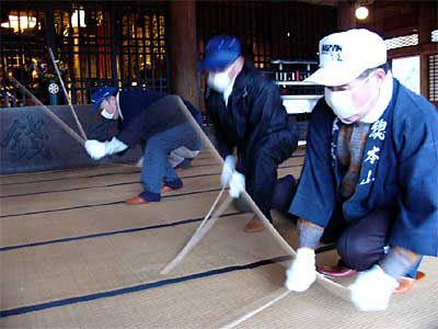 28日、本成寺で行われた恒例のすす払い