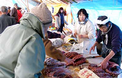 大みそかの31日開かれた三条市の歳の市