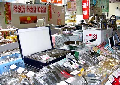 年内から「じばさん初売2004」の準備を整えている県央地域地場産業振興センター