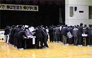 午後9時から燕市民体育館で行われている開票作業
