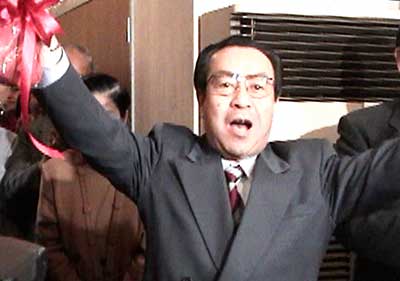 花束を手に「ありがとうございました！」と支持者に礼を述べる高橋氏