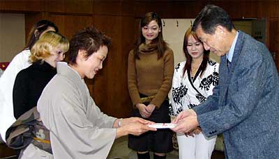 高橋三条市長に善意を手渡す中田マガンだグループ代表