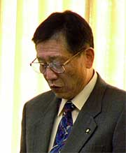 三条、栄、下田の3首長間の合意内容を説明する高橋三条市長