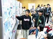 沖縄と北海道の調査結果を発表する児童