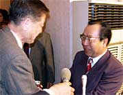 高橋三条市長の(左)の祝福を受ける高橋氏