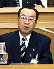施政方針演説を行う高橋燕市長