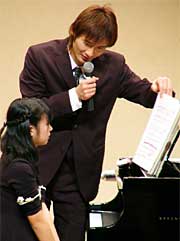 ソフトな笑顔で指導する小杉さん