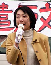 寒風の下、イラクへの自衛隊派遣反対を訴える菊田衆院議員