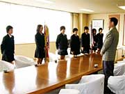 女子全国高校駅伝に初出場を決めた三条東高陸上部女子チームが市役所で高橋市長を表敬訪問