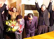 万歳三唱で恵子夫人とともに頭を下げる