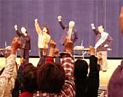 4日に燕市文化会館で開かれた高橋氏の個人演説会