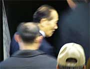 選挙事務所を後にする杉山氏