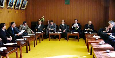 9日開かれた燕市議会の議員懇談会