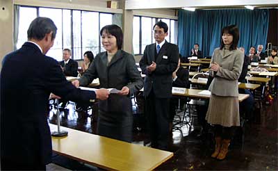 13日行われた平成15年度三条市よい歯の学校表彰式