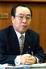 初めての定例記者会見にのぞむ高橋燕市長