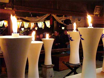 14日夜から15日未明にかけて行われた八幡宮の献灯祭りで拝殿に灯る大ろうそく