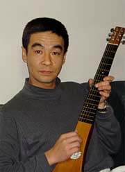 ライブで演奏する矢代秀晴さん